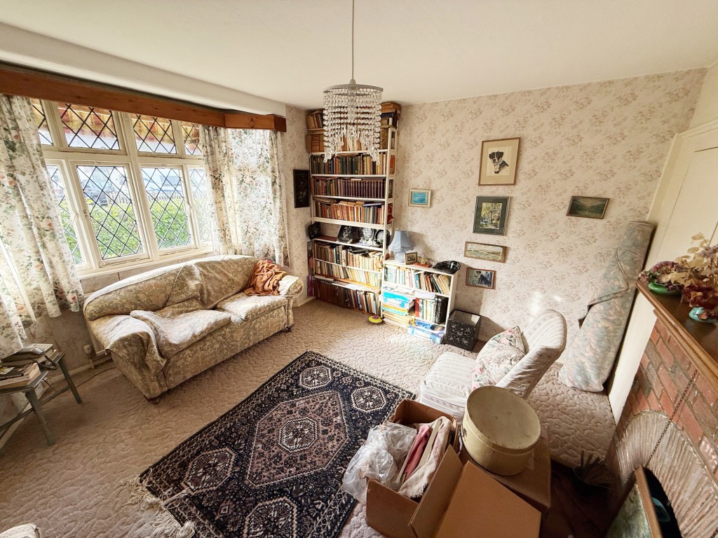 Lot: 155 - DETACHED BUNGALOW FOR IMPROVEMENT IN POPULAR LOCATION - Office or Snug with Bay window to the front